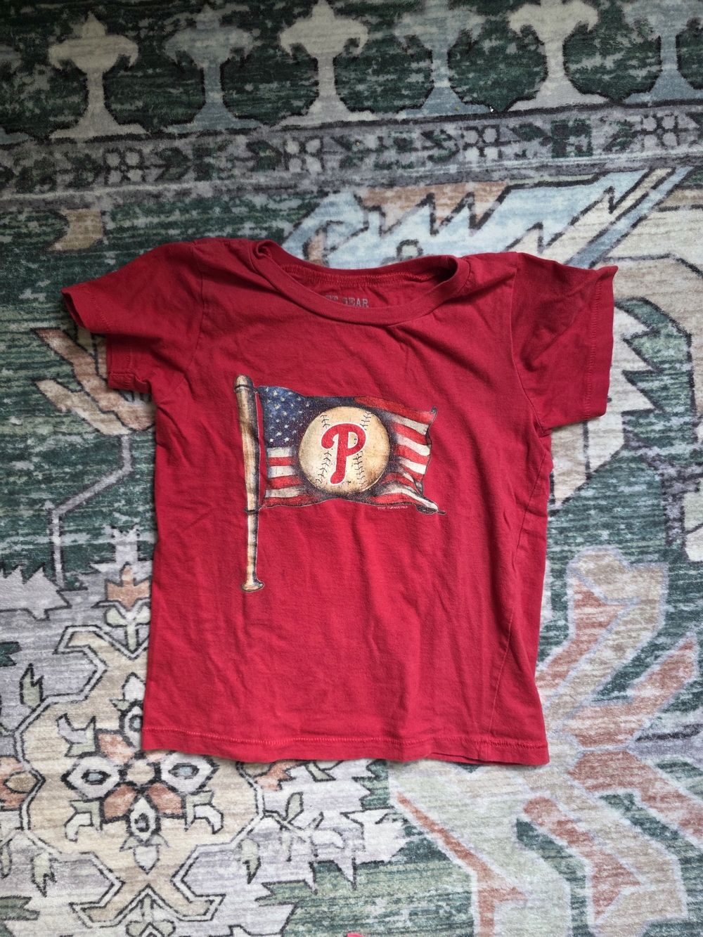 Kids Red Short-Sleeve Graphic Tee with Flag and 'P' Emblem
